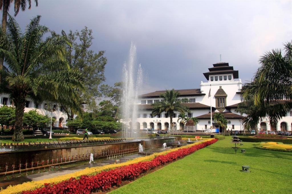 Hotel Tibera Taman Cibeunying Bandung Buitenkant foto