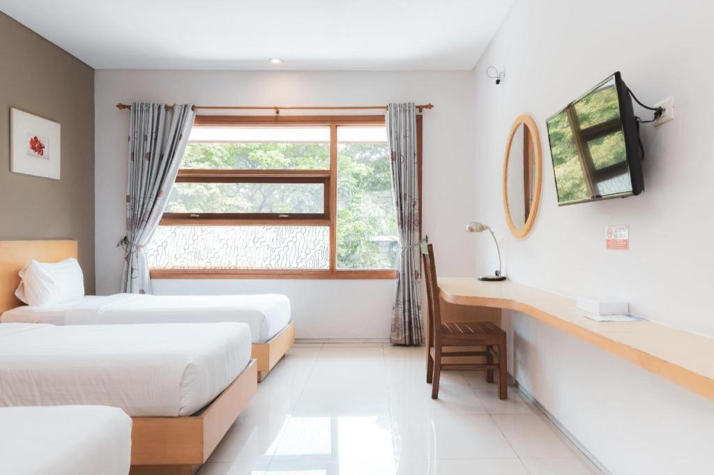 Hotel Tibera Taman Cibeunying Bandung Buitenkant foto