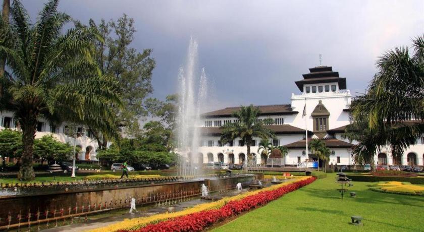 Hotel Tibera Taman Cibeunying Bandung Buitenkant foto